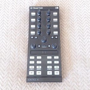 Traktor Kontrol X1 Decks And Effects Controller - Color Black